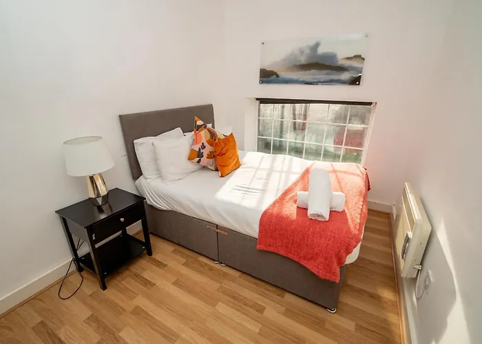 Cozy And Modern 2-Bed Apartment
