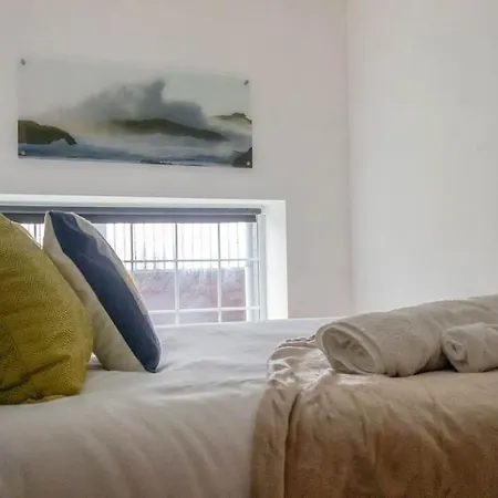 Cozy And Modern 2-Bed Apartment Swansea Exterior photo