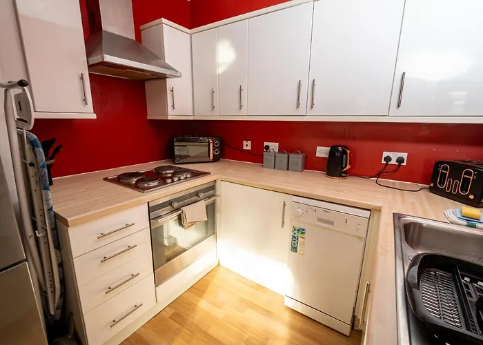 Cozy And Modern 2-Bed Apartment
